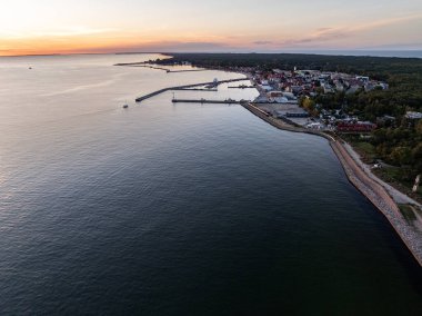 Hel şehri. Polonya, Baltık Denizi ve Puck Körfezi 'ndeki Hel Yarımadası' nın havadan görünüşü. Yukarıdan insansız hava aracı tarafından yapılan hava videosu. Poland hel yarımadasının sonu. Polonya 'da Hel Plajı. Polonya 'da gün batımı.