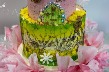 Sanatsal renkli el yapımı çikolatalı kekler. Bir sürü sanatsal detay içeren pastalar. Pasta karakterleri. Gerçekçi el yapımı pasta.