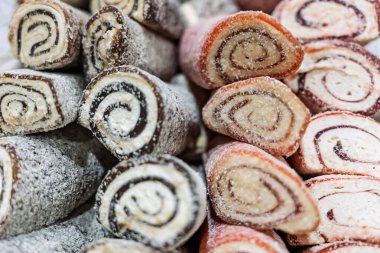 Türk lokumu ya da lokum, halgoum nişasta ve şekerli bir şekerleme ailesidir. Birinci sınıf Türk lokumu. Ünlü Türkçe ve Yunanca tatlı tatlı. Türk lokumu, renkli şekerlerin yakın plan çekimi