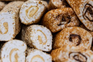 Türk lokumu ya da lokum, halgoum nişasta ve şekerli bir şekerleme ailesidir. Birinci sınıf Türk lokumu. Ünlü Türkçe ve Yunanca tatlı tatlı. Türk lokumu, renkli şekerlerin yakın plan çekimi