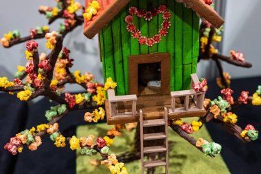 Sanatsal renkli el yapımı çikolatalı kekler. Bir sürü sanatsal detay içeren pastalar. Pasta karakterleri. Gerçekçi el yapımı pasta.