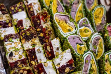 Türk lokumu ya da lokum, halgoum nişasta ve şekerli bir şekerleme ailesidir. Birinci sınıf Türk lokumu. Ünlü Türkçe ve Yunanca tatlı tatlı. Türk lokumu, renkli şekerlerin yakın plan çekimi