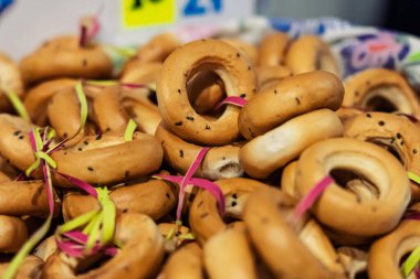 İpe asılmış büyük miktarda çubuk kraker. Krakerin yakın plan çekimi. Bir sürü simit.