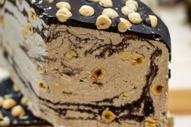 Halva, öncelikle susam ezmesi ve şekerden yapılan geleneksel bir Orta Doğu şekerlemesidir. Zengin, tatlı aromalı ve kıtır kıtır dokulu kek. Halva keki. Halva tatlı ve atıştırmalık.