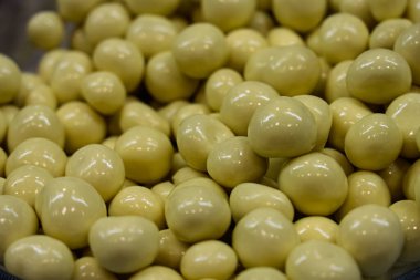 Çeşitli renk ve dokularda çeşitli çikolatalı trüf mantarlarını kapatın. Renkli çikolata topları. El yapımı çikolata topları