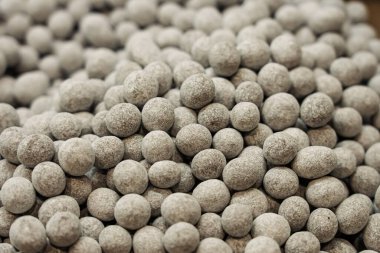 Çeşitli renk ve dokularda çeşitli çikolatalı trüf mantarlarını kapatın. Renkli çikolata topları. El yapımı çikolata topları