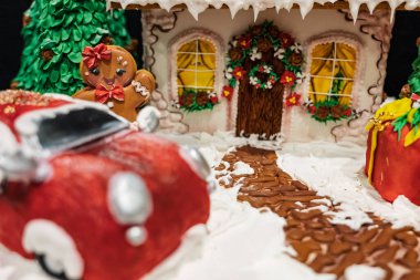 Noel kurabiyesi. Şenlikli bir atmosferde ustalıkla zencefilli ekmek yaptım. El yapımı renkli zencefilli ekmek. Güzel yapılmış Noel kurabiyeleri.