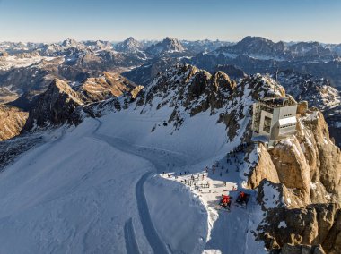 Kışın Marmolada, arka planda Dolomitler ve Tauern aralığı, Dolomitler, İtalya. Drone, Dolomite Dağları 'ndan Marmolada Buzulu' nun hava görüntüsü. Sella Ronda ve Marmolada grubu kışın.