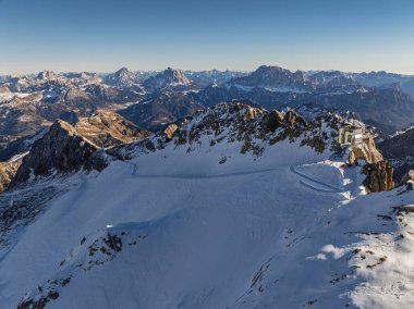 Kışın Marmolada, arka planda Dolomitler ve Tauern aralığı, Dolomitler, İtalya. Drone, Dolomite Dağları 'ndan Marmolada Buzulu' nun hava görüntüsü. Sella Ronda ve Marmolada grubu kışın.