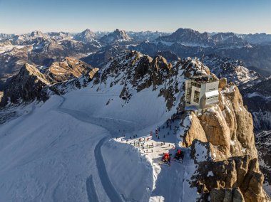 Kışın Marmolada, arka planda Dolomitler ve Tauern aralığı, Dolomitler, İtalya. Drone, Dolomite Dağları 'ndan Marmolada Buzulu' nun hava görüntüsü. Sella Ronda ve Marmolada grubu kışın.