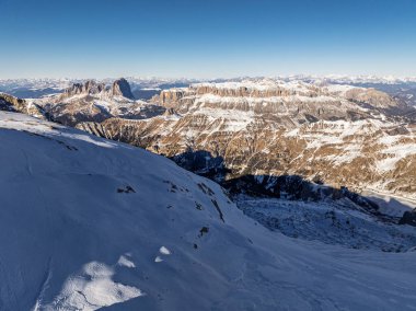 Kışın Marmolada, arka planda Dolomitler ve Tauern aralığı, Dolomitler, İtalya. Drone, Dolomite Dağları 'ndan Marmolada Buzulu' nun hava görüntüsü. Sella Ronda ve Marmolada grubu kışın.