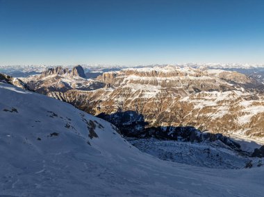 Kışın Marmolada, arka planda Dolomitler ve Tauern aralığı, Dolomitler, İtalya. Drone, Dolomite Dağları 'ndan Marmolada Buzulu' nun hava görüntüsü. Sella Ronda ve Marmolada grubu kışın.
