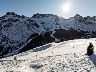 Sella Ronda grubu. İtalyan Dolomitler kış aylarında güneşli kar kayağı günlerinde insansız hava görüntüsü alırlar. Sella Ronda Marmolada Karlı İtalyan Alpleri Dolomitleri ve önde Sella grubu ve Marmolada.
