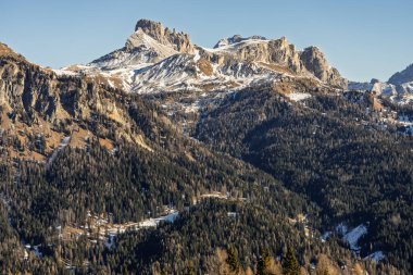 Santa Fosca Civetta tatil köyü. İtalya 'da kışın Dolomitler' in panoramik manzarası. Dolomitler 'de kayak merkezi, İtalya' da Alpler. Santa Fosca kayak pistleri ve dolomitlerle dağların hava aracı görüntüsü.