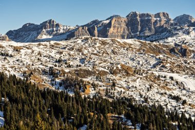 Sella Ronda grubu. İtalyan Dolomitler kış aylarında güneşli kar kayağı günlerinde insansız hava görüntüsü alırlar. Sella Ronda Marmolada Karlı İtalyan Alpleri Dolomitleri ve önde Sella grubu ve Marmolada.