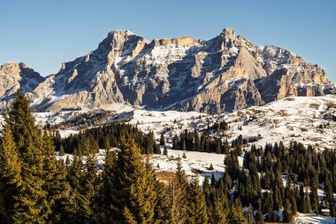 Sella Ronda grubu. İtalyan Dolomitler kış aylarında güneşli kar kayağı günlerinde insansız hava görüntüsü alırlar. Sella Ronda Marmolada Karlı İtalyan Alpleri Dolomitleri ve önde Sella grubu ve Marmolada.