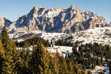 Sella Ronda grubu. İtalyan Dolomitler kış aylarında güneşli kar kayağı günlerinde insansız hava görüntüsü alırlar. Sella Ronda Marmolada Karlı İtalyan Alpleri Dolomitleri ve önde Sella grubu ve Marmolada.