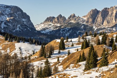 Sella Ronda grubu. İtalyan Dolomitler kış aylarında güneşli kar kayağı günlerinde insansız hava görüntüsü alırlar. Sella Ronda Marmolada Karlı İtalyan Alpleri Dolomitleri ve önde Sella grubu ve Marmolada.