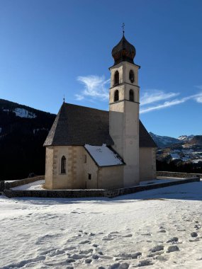 Santa Fosca Civetta tatil köyü. İtalya 'da kışın Dolomitler' in panoramik manzarası. Dolomitler 'de kayak merkezi, İtalya' da Alpler. Santa Fosca kayak pistleri ve dolomitlerle dağların hava aracı görüntüsü.