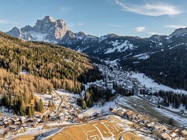 Santa Fosca Civetta tatil köyü. İtalya 'da kışın Dolomitler' in panoramik manzarası. Dolomitler 'de kayak merkezi, İtalya' da Alpler. Santa Fosca kayak pistleri ve dolomitlerle dağların hava aracı görüntüsü.