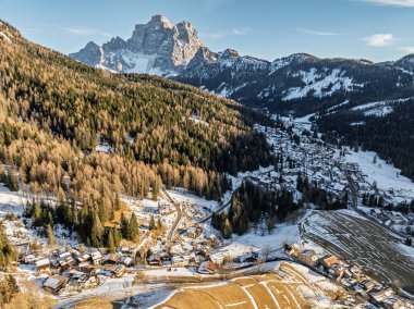 Santa Fosca Civetta tatil köyü. İtalya 'da kışın Dolomitler' in panoramik manzarası. Dolomitler 'de kayak merkezi, İtalya' da Alpler. Santa Fosca kayak pistleri ve dolomitlerle dağların hava aracı görüntüsü.