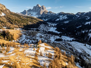 Santa Fosca Civetta tatil köyü. İtalya 'da kışın Dolomitler' in panoramik manzarası. Dolomitler 'de kayak merkezi, İtalya' da Alpler. Santa Fosca kayak pistleri ve dolomitlerle dağların hava aracı görüntüsü.