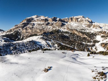 Sella Ronda grubu. İtalyan Dolomitler kış aylarında güneşli kar kayağı günlerinde insansız hava görüntüsü alırlar. Sella Ronda Marmolada Karlı İtalyan Alpleri Dolomitleri ve önde Sella grubu ve Marmolada.