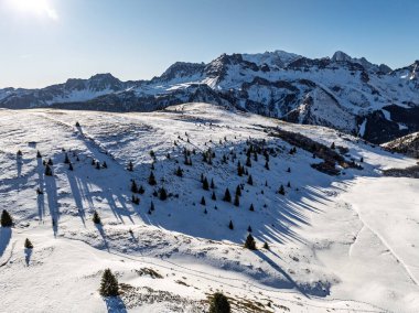 Sella Ronda grubu. İtalyan Dolomitler kış aylarında güneşli kar kayağı günlerinde insansız hava görüntüsü alırlar. Sella Ronda Marmolada Karlı İtalyan Alpleri Dolomitleri ve önde Sella grubu ve Marmolada.