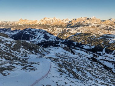 Sella Ronda grubu. İtalyan Dolomitler kış aylarında güneşli kar kayağı günlerinde insansız hava görüntüsü alırlar. Sella Ronda Marmolada Karlı İtalyan Alpleri Dolomitleri ve önde Sella grubu ve Marmolada.
