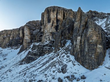Sella Ronda grubu. İtalyan Dolomitler kış aylarında güneşli kar kayağı günlerinde insansız hava görüntüsü alırlar. Sella Ronda Marmolada Karlı İtalyan Alpleri Dolomitleri ve önde Sella grubu ve Marmolada.