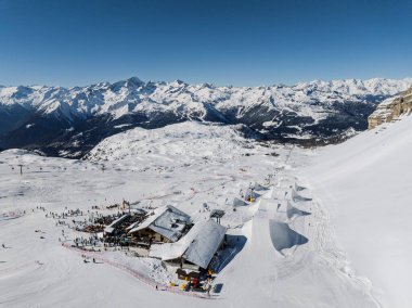 Dolomitler ve alpler içinde güneşli kışın insansız hava aracı görüntüsü. İtalya, Madonna di Campiglio köyü ve İtalya 'da bir kayak merkezi. Madonna di Campiglio ursus kar parkı Val Rendena dolomites trentino Italy.