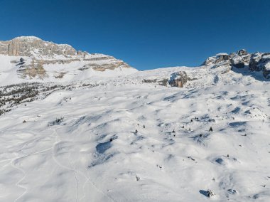 Dolomitler ve alpler içinde güneşli kışın insansız hava aracı görüntüsü. Spinale ve Madonna di Campiglio drone görüntüsü. Dolomites Brenta, Adamello Parkı, Presanella Mouth, Doss del Sabion kayak bölgesi trentino İtalya