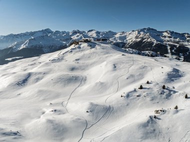 Dolomitler ve alpler içinde güneşli kışın insansız hava aracı görüntüsü. Spinale ve Madonna di Campiglio drone görüntüsü. Dolomites Brenta, Adamello Parkı, Presanella Mouth, Doss del Sabion kayak bölgesi trentino İtalya