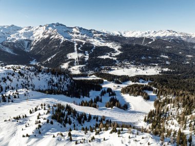 Dolomitler ve alpler içinde güneşli kışın insansız hava aracı görüntüsü. Spinale ve Madonna di Campiglio drone görüntüsü. Dolomites Brenta, Adamello Parkı, Presanella Mouth, Doss del Sabion kayak bölgesi trentino İtalya