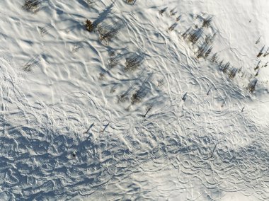 Kışın serbest kayak ve snowboard 'un hava aracı görüntüsü. Kayak ve kar bordasında tozla gezmek. Kayak, kar kayağı, derin toz kar. Dolomitler ve alpler içinde güneşli bir kış.