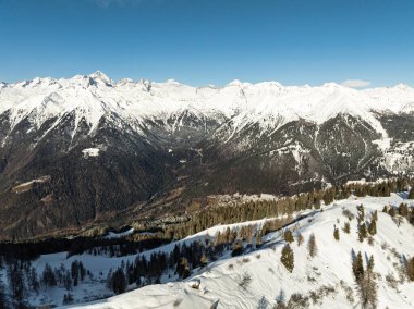 Dolomitler ve alpler içinde güneşli kışın insansız hava aracı görüntüsü. Pinzolo köyü ve İtalya 'da bir kayak merkezi. Dolomites Brenta, Adamello park Presanella moutain, Doss del Sabion skiarea trentino Italy.