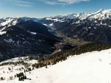 Dolomitler ve alpler içinde güneşli kışın insansız hava aracı görüntüsü. Pinzolo köyü ve İtalya 'da bir kayak merkezi. Dolomites Brenta, Adamello park Presanella moutain, Doss del Sabion skiarea trentino Italy.