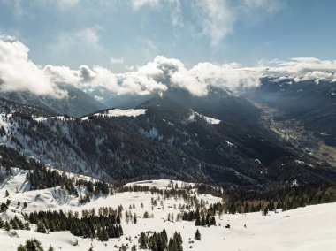 Dolomitler ve alpler içinde güneşli kışın insansız hava aracı görüntüsü. Pinzolo köyü ve İtalya 'da bir kayak merkezi. Dolomites Brenta, Adamello park Presanella moutain, Doss del Sabion skiarea trentino Italy.