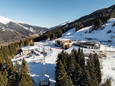 Dolomitler ve alpler içinde güneşli kışın insansız hava aracı görüntüsü. Pinzolo köyü ve İtalya 'da bir kayak merkezi. Dolomites Brenta, Adamello park Presanella moutain, Doss del Sabion skiarea trentino Italy.