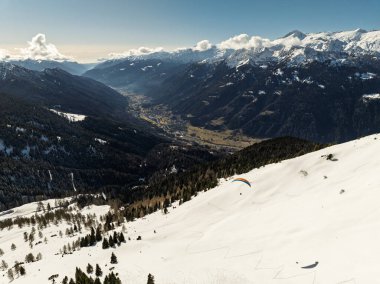 Dolomitler ve alpler içinde güneşli kışın insansız hava aracı görüntüsü. Pinzolo köyü ve İtalya 'da bir kayak merkezi. Dolomites Brenta, Adamello park Presanella moutain, Doss del Sabion skiarea trentino Italy.