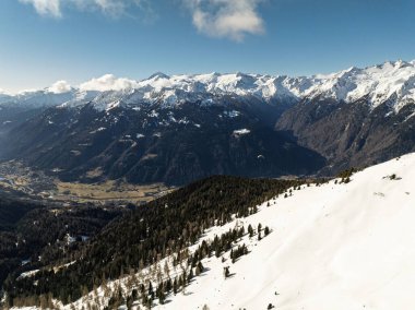 Dolomitler ve alpler içinde güneşli kışın insansız hava aracı görüntüsü. Pinzolo köyü ve İtalya 'da bir kayak merkezi. Dolomites Brenta, Adamello park Presanella moutain, Doss del Sabion skiarea trentino Italy.