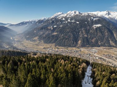 Dolomitler ve alpler içinde güneşli kışın insansız hava aracı görüntüsü. Pinzolo köyü ve İtalya 'da bir kayak merkezi. Dolomites Brenta, Adamello park Presanella moutain, Doss del Sabion skiarea trentino Italy.