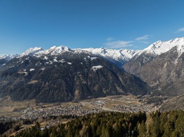 Dolomitler ve alpler içinde güneşli kışın insansız hava aracı görüntüsü. Pinzolo köyü ve İtalya 'da bir kayak merkezi. Dolomites Brenta, Adamello park Presanella moutain, Doss del Sabion skiarea trentino Italy.