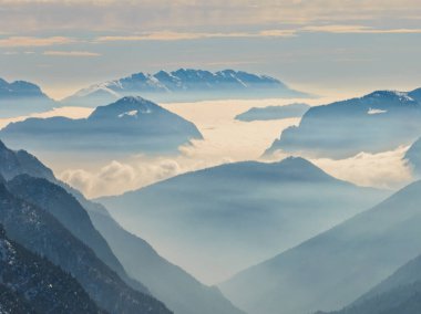 Dolomitler ve alpler içinde güneşli kışın insansız hava aracı görüntüsü. Pinzolo köyü ve İtalya 'da bir kayak merkezi. Dolomites Brenta, Adamello park Presanella moutain, Doss del Sabion skiarea trentino Italy.