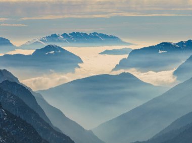 Dolomitler ve alpler içinde güneşli kışın insansız hava aracı görüntüsü. Pinzolo köyü ve İtalya 'da bir kayak merkezi. Dolomites Brenta, Adamello park Presanella moutain, Doss del Sabion skiarea trentino Italy.