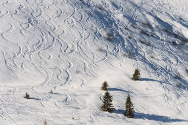 Dolomitler ve alpler içinde güneşli kışın insansız hava aracı görüntüsü. Pinzolo köyü ve İtalya 'da bir kayak merkezi. Dolomites Brenta, Adamello park Presanella moutain, Doss del Sabion skiarea trentino Italy.