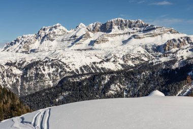 Dolomitlerde, Alplerde güneşli kış manzarası. İtalya, Madonna di Campiglio köyü ve İtalya 'da bir kayak merkezi. Val Rendena Dolomites Trentino İtalya 'daki Madonna di Campiglio tatil köyü. Kışın Dolomitler.
