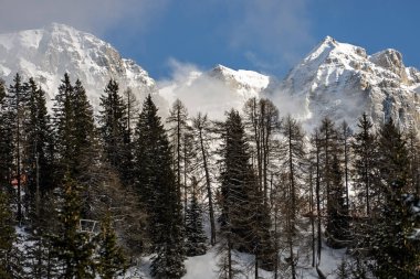 Dolomitlerde, Alplerde güneşli kış manzarası. İtalya, Madonna di Campiglio köyü ve İtalya 'da bir kayak merkezi. Val Rendena Dolomites Trentino İtalya 'daki Madonna di Campiglio tatil köyü. Kışın Dolomitler.