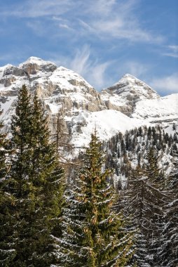 Dolomitlerde, Alplerde güneşli kış manzarası. İtalya, Madonna di Campiglio köyü ve İtalya 'da bir kayak merkezi. Val Rendena Dolomites Trentino İtalya 'daki Madonna di Campiglio tatil köyü. Kışın Dolomitler.