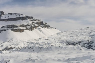 Dolomitlerde, Alplerde güneşli kış manzarası. İtalya, Madonna di Campiglio köyü ve İtalya 'da bir kayak merkezi. Val Rendena Dolomites Trentino İtalya 'daki Madonna di Campiglio tatil köyü. Kışın Dolomitler.